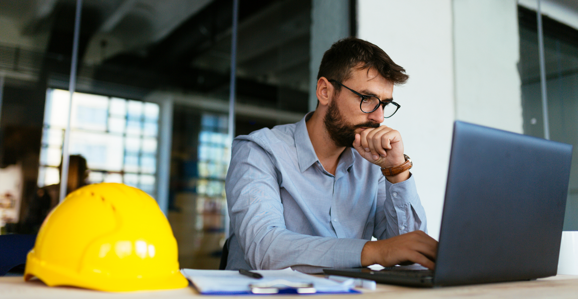 architect managing project using project management software