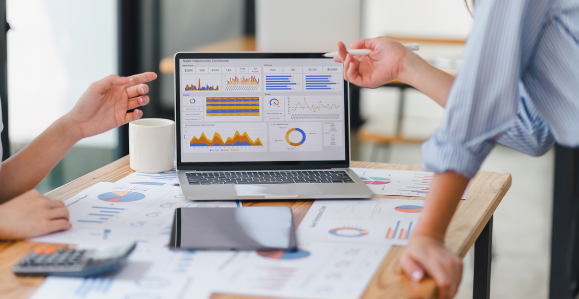 laptop displaying kpi dashboard in project management software